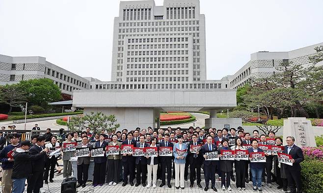 더불어민주당 의원들이 2일 대법원 앞에서 더불어민주당 이재명 대선&nbsp;후보의 선거법 위반 사건에 대한 대법원 전원합의체의 유죄 판결을&nbsp;규탄하는 기자회견을 하고 있다. 뉴스1