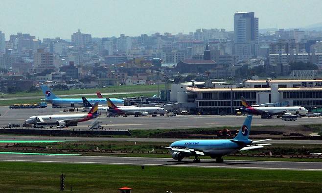 제주국제공항 주기장 내&nbsp;대한항공과 아시아나항공 항공기 모습.