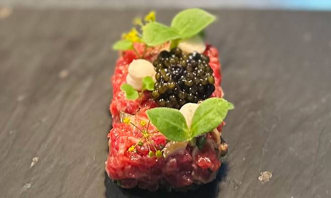비프 타르타르, 굴, 크리스털 캐비아
