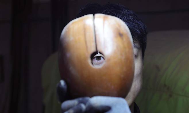 ⑤ 속을 파낸 목탁 안을 살펴보고 있다.