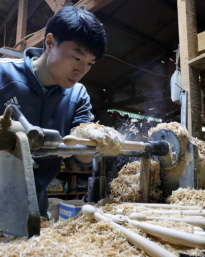 ⑥ 빠르게 회전하는 기계를 이용해 목탁채를 만들고 있다. 목탁채는 목질이 치밀하고 단단한 벚나무와 단풍나무로 제작된다.