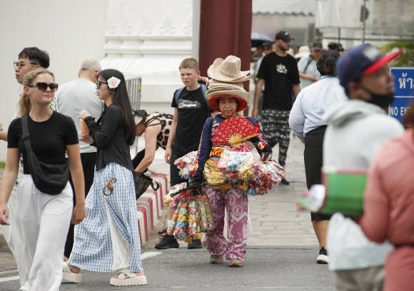 태국 방콕의 그랜드 팰리스 밖에서 관광객에게 기념품을 제공하고 있는 노점상. 2025.4.29 EPA 연합뉴스