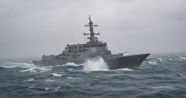 이지스 구축함인 정조대왕함 제주 앞바다에서 모항인 해군 제주기지를 향해 힘차게 항진하고 있다. 사진 제공=해군