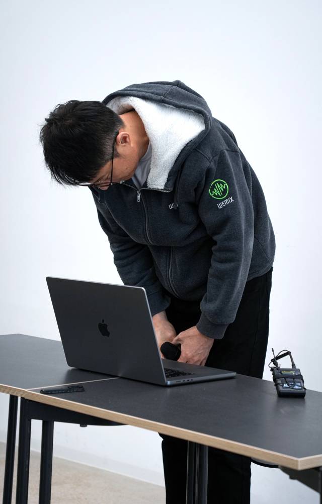 김석환 위믹스 재단 대표가 3일 경기 성남시 테크1타워에서 긴급 기자 간담회를 열고 사과하고 있다. 연합뉴스