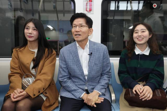 김문수 국민의힘 대선 후보가 이달 2일 서울 강남구 수서역에서 GTX-A를 탑승한 뒤 청년서포터즈와 대화를 나누고 있다. 연합뉴스