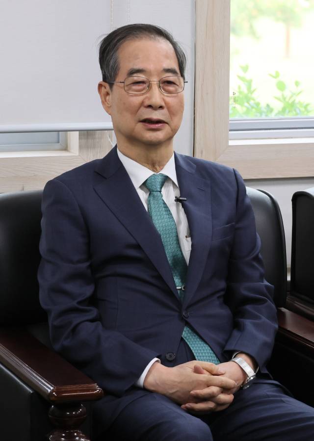 한덕수 무소속 대선 예비후보가 3일 서울 여의도 국회 헌정기념관에서 정대철 헌정회장을 만나 이야기하고 있다. 연합뉴스