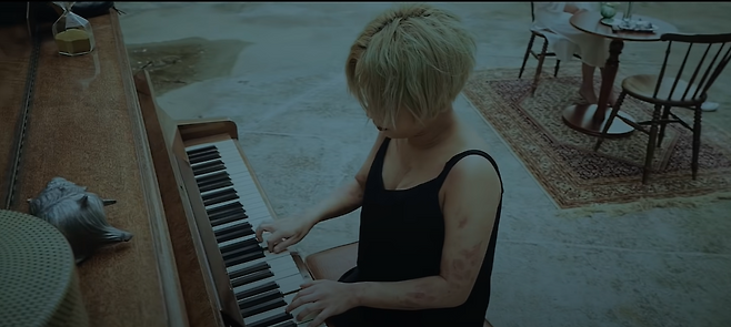 2018년 발표한 정규 2집 타이틀곡 뮤직비디오에서 안예은씨는 아토피로 인한 상처를 보정하지 않았다. ⓒ유튜브 캡쳐