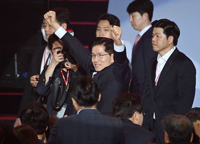 김문수 국민의힘 대선 후보가 3일 오후 경기 고양시 킨텍스에서 열린 전당대회에서 당원들에게 인사하고 있다. ⓒ국회사진취재단