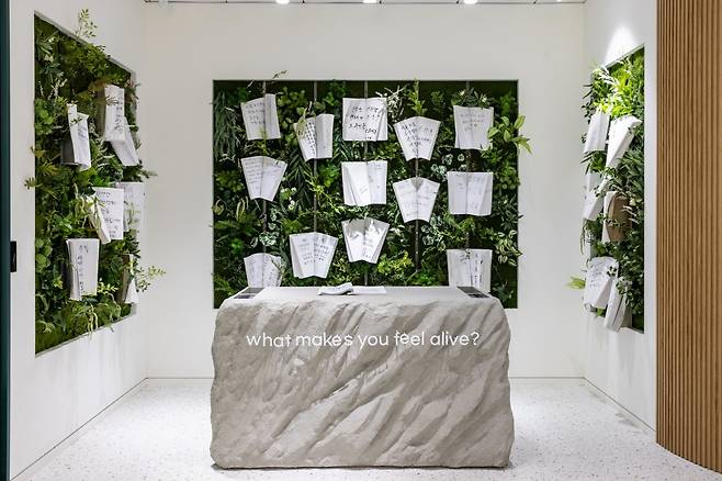 서울 등산관광센터 관악산점의 방명록 포토존.  등산 전후 이용할 수 있는 휴게라운지도 있다       사진제공｜서울관광재단