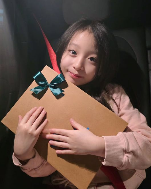 넷플릭스 드라마 ‘폭싹 속았수다’ 출연 아역배우 안태린이 아이유의 선물을 인증하는 모습. 사진 안태린 어머니 SNS 캡처