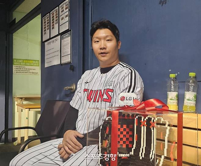 LG 문보경이 3일 잠실 SSG전 승리 후 더그아웃에서 취재진과 인터뷰하고 있다.