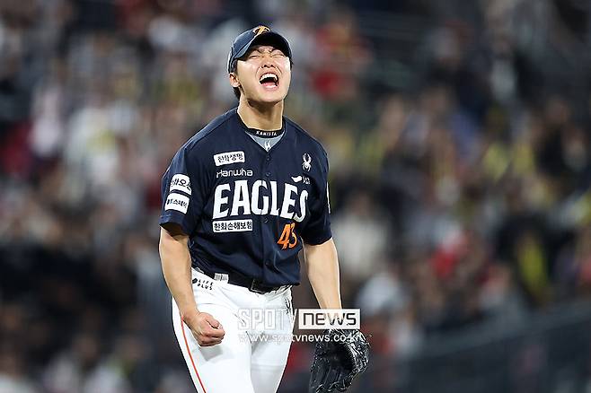 ▲ 2일 광주 KIA전에서 팀의 마지막을 책임지며 개인 첫 승을 신고한 정우주 ⓒ곽혜미 기자