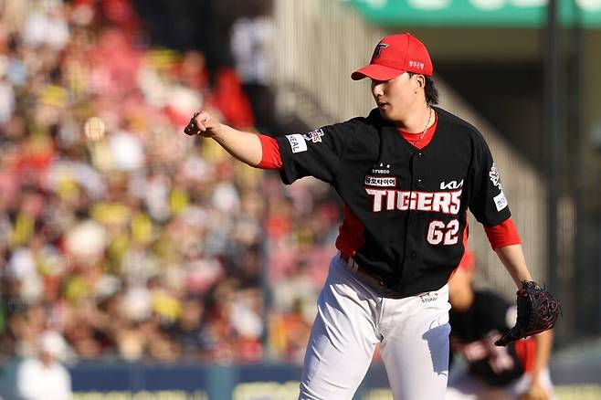 ▲ 2일 경기에서 2이닝도 소화할 수 있다는 투지를 선보인 정해영은 동료들에게 말없이 메시지를 전달하고 있었다 ⓒKIA타이거즈