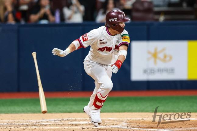 지난달 30일 롯데전에서 안타를 날리는 이용규. /사진=키움 히어로즈 제공
