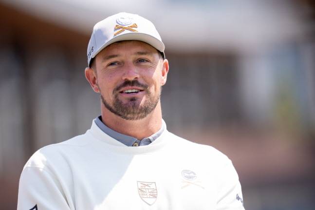 브라이슨 디섐보가 2일 LIV 골프 코리아 1라운드 플레이 도중 미소를 짓고 있다. /사진=LIV 골프 제공