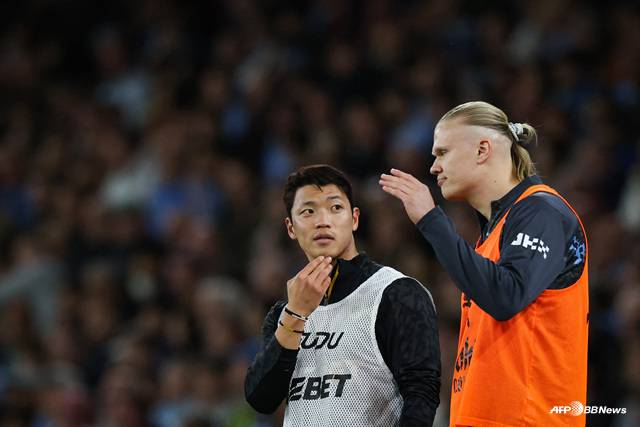 황희찬(왼쪽)이 전 동료인 엘링 홀란과 얘기를 나누고 있다. /AFPBBNews=뉴스1