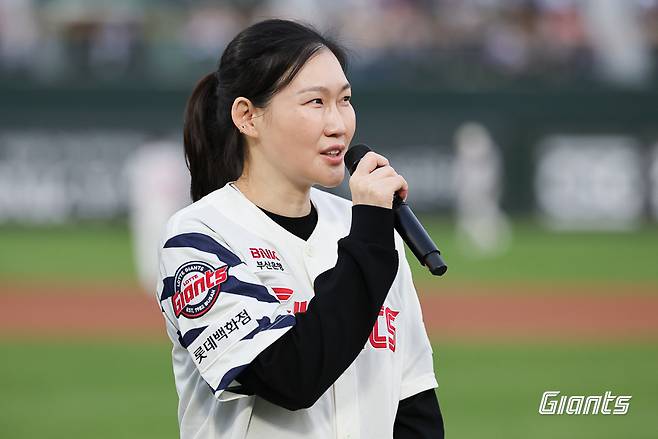 BNK 박정은 감독이 2일 사직 NC-롯데전을 앞두고 관중들에게 인사하고 있다. /사진=롯데 자이언츠 제공