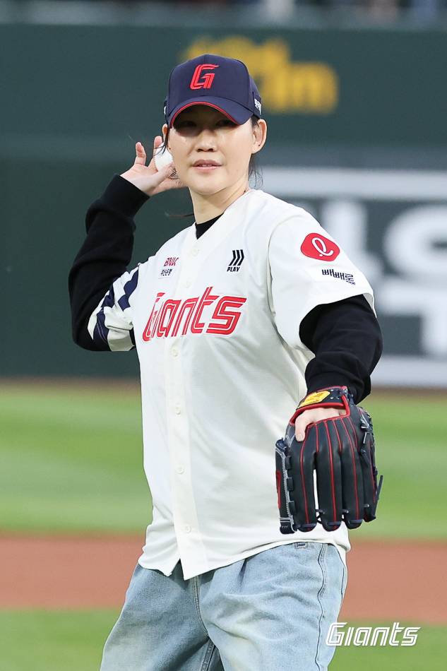 BNK 박정은 감독이 2일 사직 NC-롯데전에서 시구를 하고 있다. /사진=롯데 자이언츠 제공