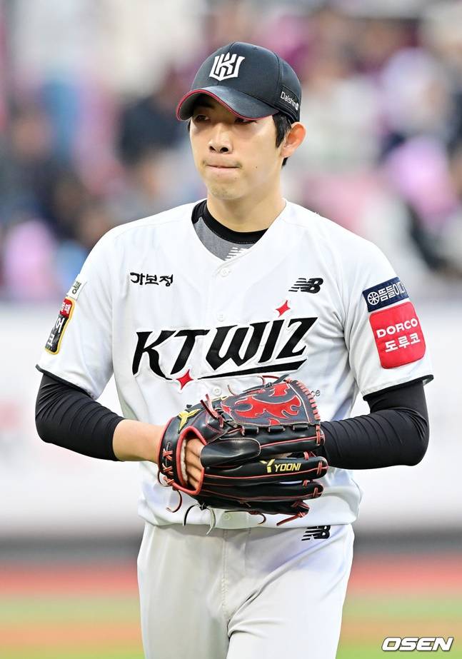 오원석이 키움전 선발 등판해 이닝을 막아내고 마운드에서 내려오고 있다.