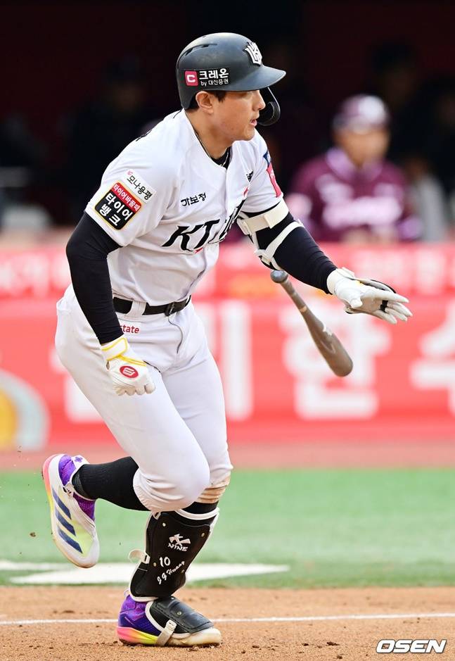 적시타를 날리는 황재균