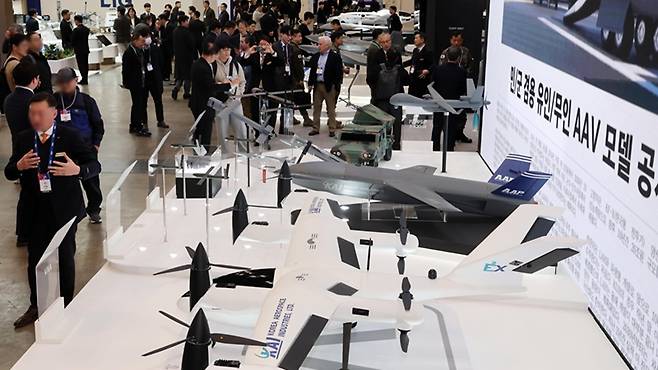 인공지능(AI) 등 첨단산업에&nbsp;투자해 성장의 발판을 만들어야 한다.[사진 | 뉴시스]