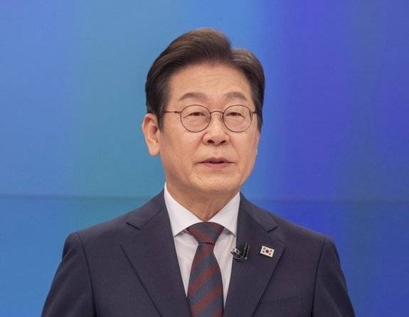 더불어민주당 이재명 대선 후보는 4월 25일 민주당 경선 토론회에서&nbsp;“더는 기소를 위한 수사를 할 수 없게 검찰이 기소권과 수사권을 함께 갖는 것을 끝내야 한다”고 밝혔다. 뉴스1