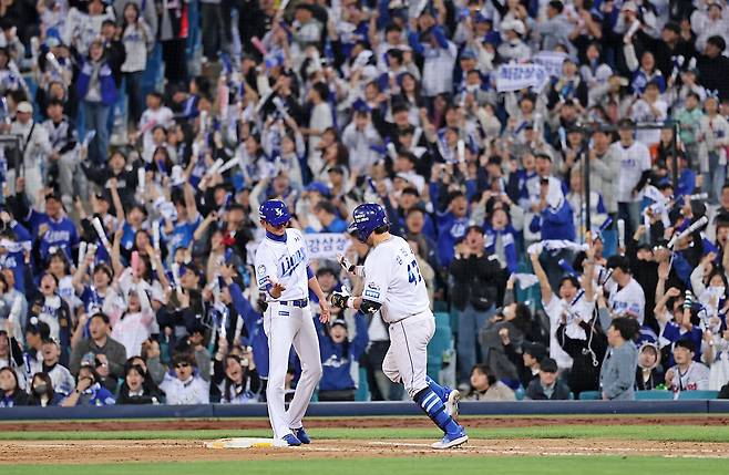 삼성 라이온즈 강민호가 2일 대구 두산 베어스전에서 홈런을 친 뒤 베이스를 돌고 있다. 삼성 라이온즈