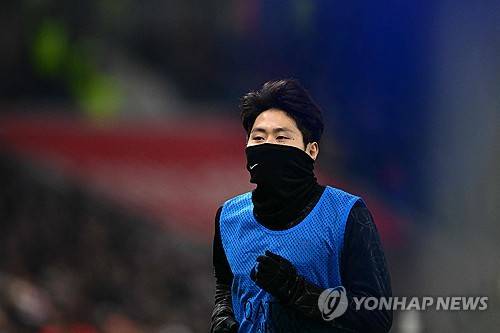 프랑스 유력지 '레키프'는 3일(한국시간) 'PSG는 이번 여름 이적시장을 앞두고 있다. 이강인에 대해 중대한 결정을 내릴 것으로 전해졌다'며 '일부 PSG 선수들은 차츰 경기장에서 모습을 감추고 있다. PSG는 이강인의 이적을 허용할 용의가 있다. 물론 빠르게 매각을 위해 헐값에 팔겠다는 건 더욱 아니다. 구체적인 금액은 불확실하다. 시즌 종료 후 양측이 만나 최종 결정을 내릴 것이다'라며 사실상 이강인 매각 결단 내렸음을 알렸다. 연합뉴스