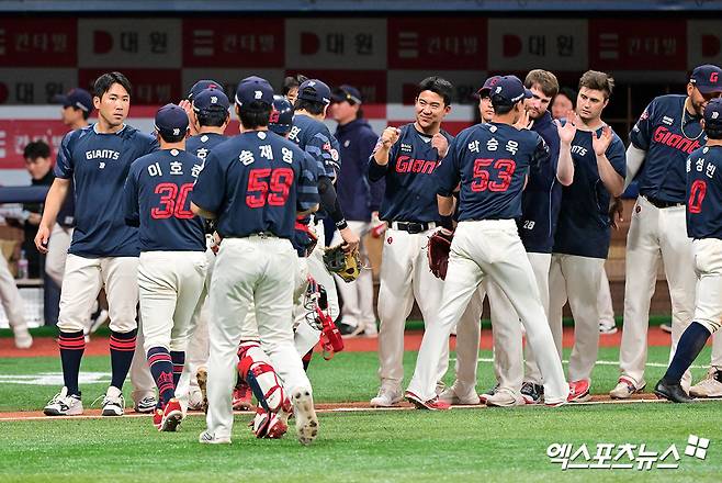 시즌 초반 롯데의 상승세가 이어지고 있다. 현재 정규시즌 전적 20승 1무 13패로 한화와 리그 공동 2위를 기록 중이다. 엑스포츠뉴스 DB