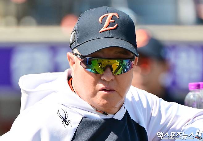 25일 오후 대전 한화생명 볼파크에서 열리는 '2025 신한 SOL Bank KBO리그' KT 위즈와 한화 이글스의 경기, 한화 김경문 감독이 선수들의 훈련을 지켜보고 있다. 엑스포츠뉴스DB