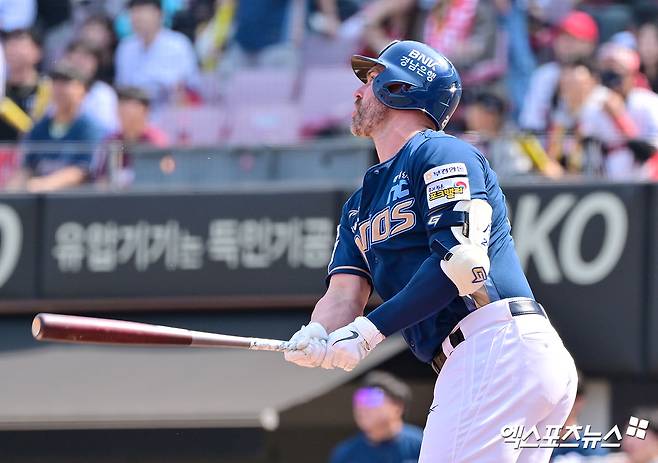 NC 내야수 데이비슨은 3일 사직구장에서 열린 '2025 신한 SOL Bank KBO 리그' 롯데와 주말 3연전 두 번째 경기에서 7번타자 포수로 선발 출전했다. 2회초 솔로포를 터트려 공격에 활력을 불어넣었다. 엑스포츠뉴스 DB