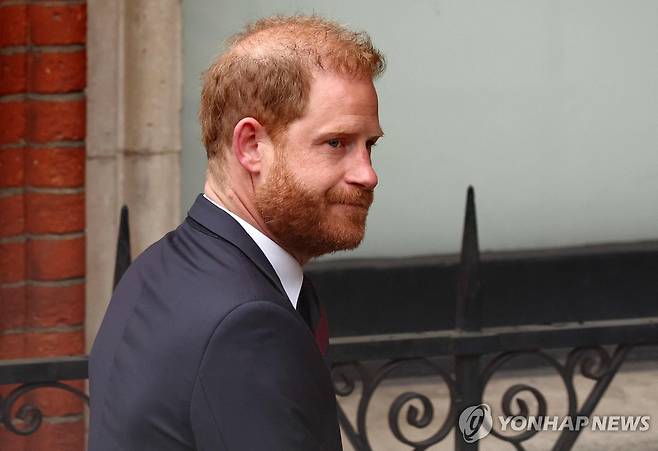 4월 법원으로 들어서는 해리 왕자 [AFP 연합뉴스]