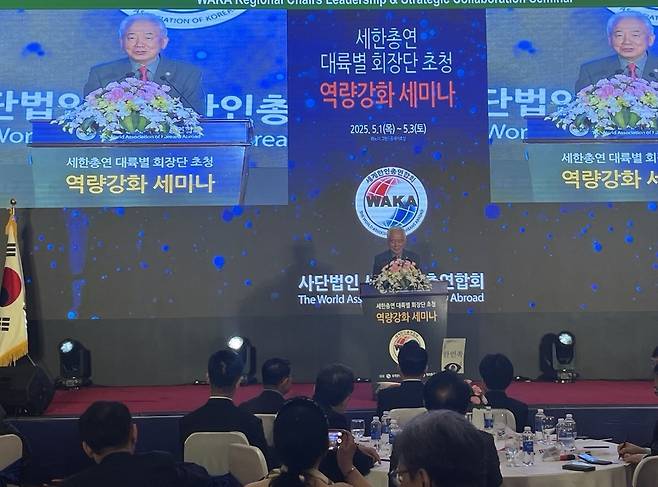 이상덕 청장, 동포정책 및 해외 사례 강연  (서울=연합뉴스) 이상덕 재외동포청장이 2일 베트남 하노이에서 개최된 '세계한인총연합회 대륙별 한인회 역량 강화 세미나'에 참석, 정책 강연을 하고 있다. [재외동포청 제공]