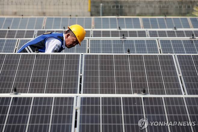 인도네시아 태양광 발전 인도네시아 데폭의 버스 정류장에서 기술자가 태양광 발전 패널을 점검하고 있다.
[EPA 연합뉴스 자료사진. 재판매 및 DB 금지]