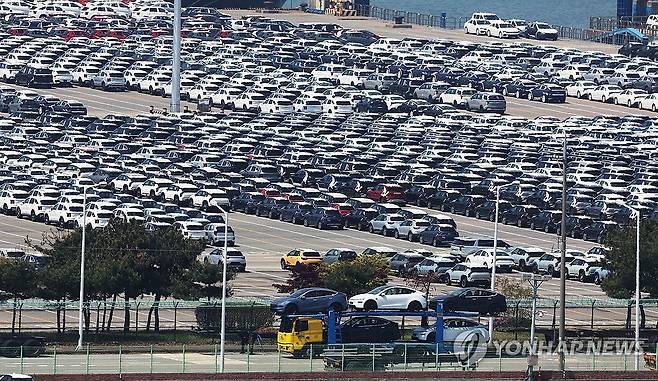 평택항에서 수출 선적을 기다리는 한국산 자동차 [연합뉴스 자료사진]