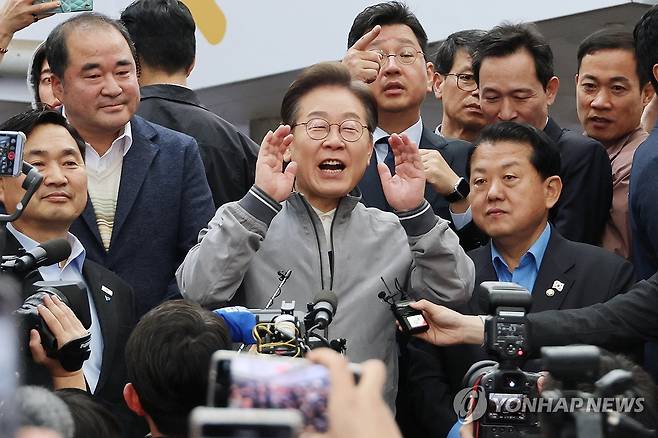 '동해안벨트' 민심 공략 나선 이재명 후보 (속초=연합뉴스) 김주성 기자 = 더불어민주당 이재명 대선 후보가 '골목골목 경청투어' 사흘째인 3일 '동해안벨트' 첫 방문지인 강원도 속초시 중앙재래시장에서 도민들을 만나 지지를 호소하고 있다. 2025.5.3 utzza@yna.co.kr