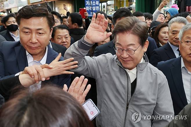 피습 모의 제보에 접촉 자제하는 이재명 후보 (양양=연합뉴스) 김주성 기자 = 더불어민주당 이재명 대선 후보가 '골목골목 경청투어' 사흘째인 3일 강원도 양양군 양양시장에서 도민들과 악수 등 접촉을 피하며 인사를 나누고 있다.  
    이날 이 후보 측은 SNS를 통해 "후보에 대한 피습 모의 제보가 잇따르고 있다. 이에 따라 지금부터 후보의 대인 접촉이 어려운 상황이다. 너른 양해 부탁드린다"라고 공지했다. 2025.5.3 utzza@yna.co.kr