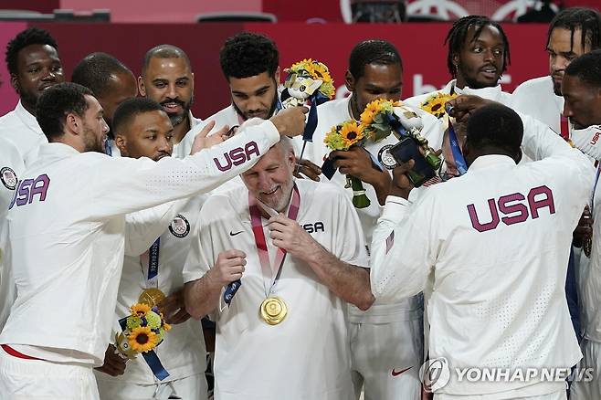 2021년 8월 미국의 도쿄 올림픽 남자 농구 금메달 획득 당시 포퍼비치 감독 [AP=연합뉴스 자료사진]