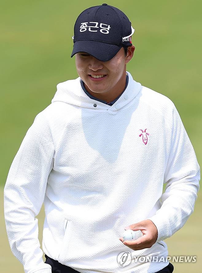 1번홀 파로 마무리한 김민규 (인천=연합뉴스) 김도훈 기자 = 2일 인천 송도 잭 니클라우스 골프클럽 코리아에서 열린 LIV 골프 코리아 1라운드 1번홀에서 레인지고츠 팀 김민규가 파로 홀아웃 한 뒤 갤러리들을 향해 인사하고 있다. 2025.5.2 superdoo82@yna.co.kr