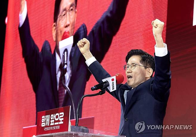 수락연설하는 김문수 후보 (고양=연합뉴스) 박동주 기자 = 국민의힘 대선 후보로 선출된 김문수 후보가 3일 경기 고양시 킨텍스에서 열린 국민의힘 전당대회에서 수락 연설을 하고 있다. 2025.5.3 [공동취재] pdj6635@yna.co.kr