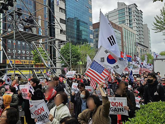 교대역 윤석열 전 대통령 지지 집회 (서울=연합뉴스) 김현수 기자 = 윤석열 전 대통령이 파면된 지 한 달이 다 된 연휴 첫날인 3일 서울 도심 곳곳에서 윤 전 대통령 지지 단체들과 진보단체의 집회가 열렸다.
    이날 윤 전 대통령 지지자들이 서초구 교대역 8번 출구 앞에서 윤 전 대통령 응원 집회를 열고 있다. 2025.5.3 hyunsu@yna.co.kr