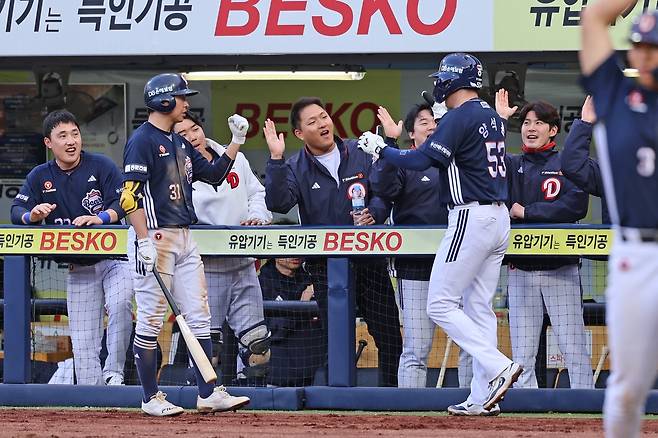 3일 삼성 전 6회에 대량 득점 후 기뻐하는 두산 선수들.  [두산 베어스 제공. 재판매 및 DB 금지]