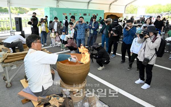 휴일인 4일 2025울산옹기축제가 열리고 울주군 외고산옹기마을 행사장을 찾은 관광객들이 옹기 제작 시연을 관람하고 있다. 김경우기자woo@ksilbo.co.kr