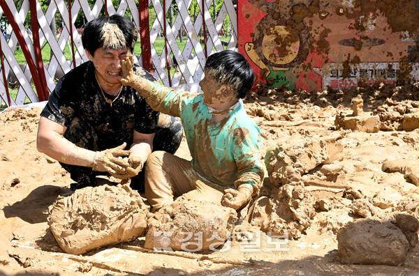 휴일인 4일 2025울산옹기축제가 열리고 울주군 외고산옹기마을 흙체험장에서 아빠와 아들이 흙을 만지며 신나는 한때를 보내고 있다. 김경우기자woo@ksilbo.co.kr
