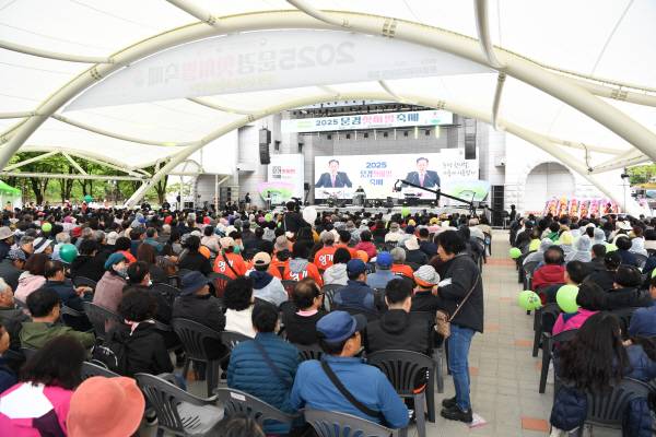 2025 문경찻사발축제가 3일 문경새재 야외공연장에서 개막식을 열고 9일간의 일정에 들어갔다.