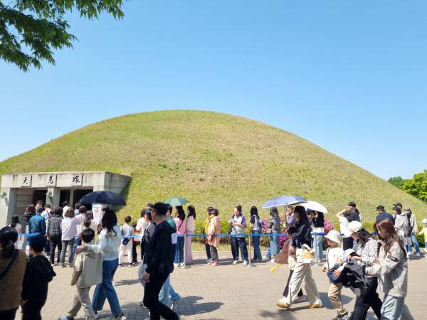 천마총 앞에 입장을 기다리는 관광객들이 길게 줄을 서 있다.
