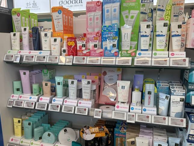 올리브영에서 판매되고 있는 자외선 차단제./사진=윤서영 기자 sy@