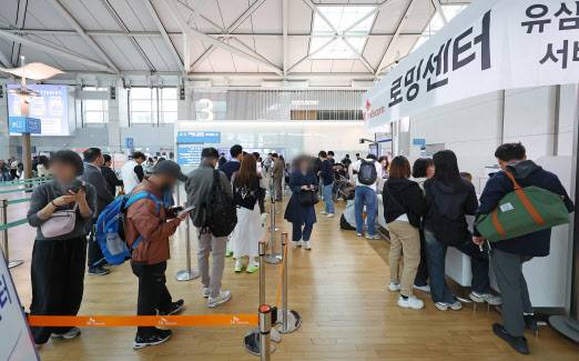 4일 인천국제공항 제1여객터미널 출국장에 마련된 SK텔레콤 로밍센터에서 출국자들이 유심 교체를 위해 줄을 서고 있다.(사진=연합뉴스)
