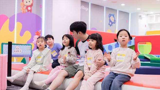 마이다스 호텔&리조트에서 어린이들이 교육 프로그램에 참여하고 있다. (사진=대교)