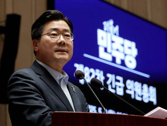 더불어민주당 박찬대 당대표 직무대행 겸 원내대표가 4일 국회에서 열린 긴급 의원총회에서 발언하고 있다. (사진=연합뉴스)